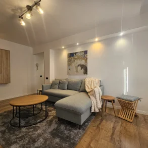 Apartament cu 2 camere de închiriat – Universitate | Central | Mobilat complet | Imobil cu centrală proprie!