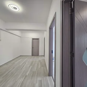 METROU! Nicolae Teclu! Nou ! Decomandat cu 3 camere, 3 balcoane si parcare!