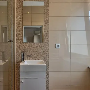 ROMANA – Garsonieră cochetă de închiriat – fix în centrul acțiunii ! Centrala!